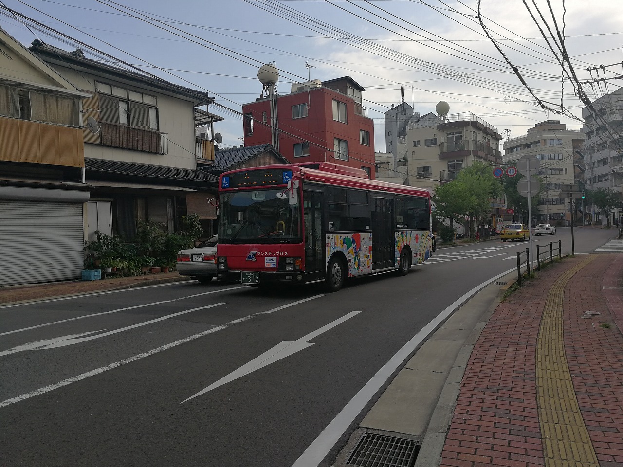 長崎市内を走る小型バス