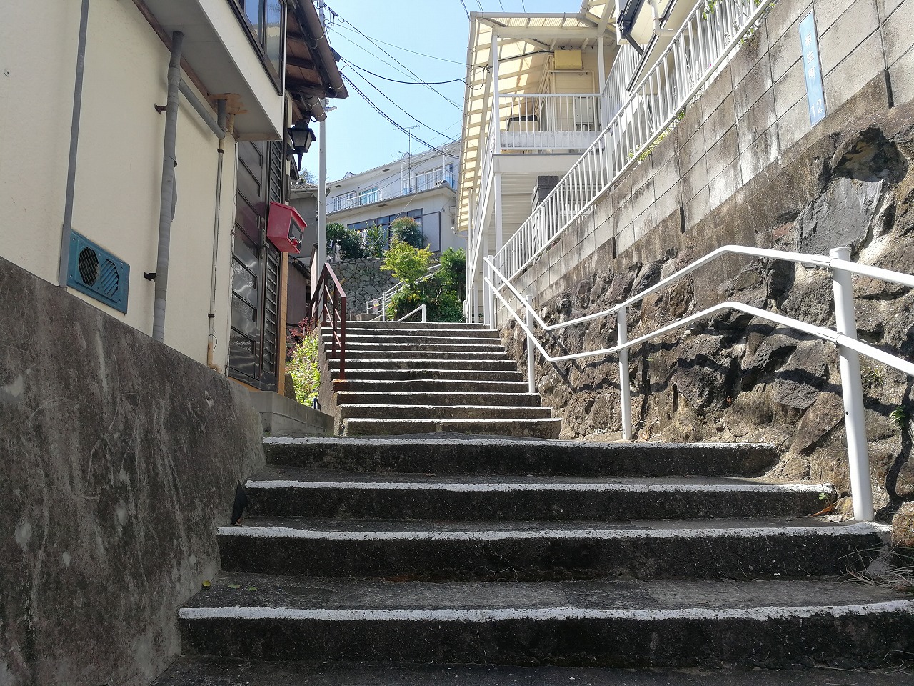 急勾配の坂道にある長崎の住宅街